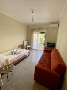 uma sala de estar com uma cama e um sofá em Nikoleta downtown apartment em Lefkada