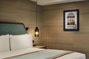 a bedroom with a bed and a picture on the wall at DoubleTree by Hilton London – West End in London +74 photos
