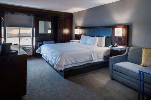 A bed or beds in a room at Hampton Inn & Suites Lincolnshire