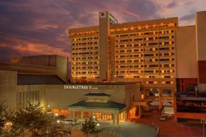 un gran edificio con un cartel que lee hotel Dutton en DoubleTree by Hilton Little Rock, en Little Rock