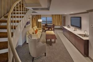 uma grande sala de estar com uma escada e uma sala de estar em DoubleTree by Hilton Little Rock em Little Rock