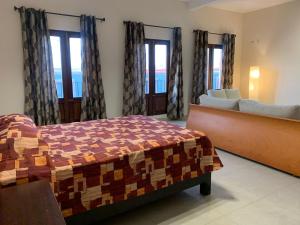 Postel nebo postele na pokoji v ubytování Cinco de Mayo Hotel