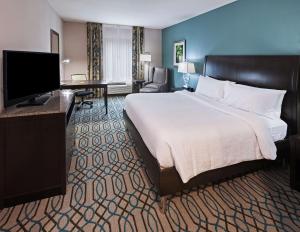 TV a/nebo společenská místnost v ubytování Hilton Garden Inn West Little Rock