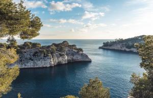 een eiland in het midden van een waterlichaam bij Superbe T2 dans villa entre calanques et colline in Marseille