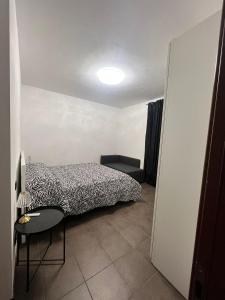 Postel nebo postele na pokoji v ubytování Home Sarenji