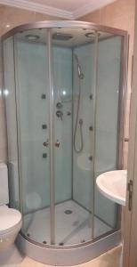 ein Bad mit einer Dusche und einem WC in der Unterkunft Puerta Del Mar Apartment complex in Tangier