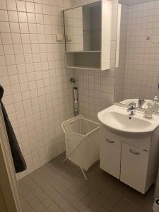 a white bathroom with a sink and a mirror at Leilighet midt i Oslo sentrum 2 soverom og stue in Oslo