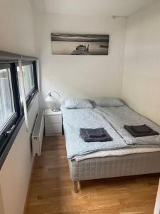 1 dormitorio con 1 cama en una habitación pequeña en Leilighet midt i Oslo sentrum 2 soverom og stue en Oslo