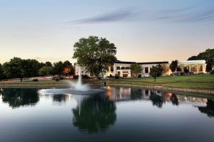 uma fonte num lago em frente a um edifício em DoubleTree Resort by Hilton Lancaster em Lancaster