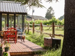 een terras met een tafel, stoelen en een hek bij Oak Meadow in Hastings