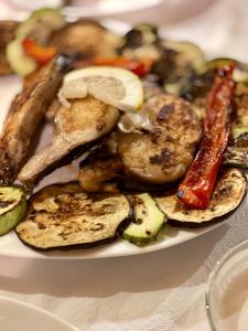 une assiette de nourriture avec des légumes sur une table dans l'établissement CASUTELE VADULUI, à Vadu