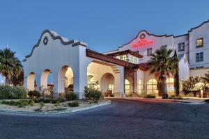 een hotel met palmbomen voor een gebouw bij Hilton Garden Inn Las Cruces in Las Cruces
