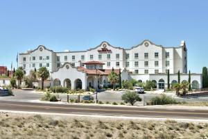 um grande edifício branco com uma estrada em frente em Hilton Garden Inn Las Cruces em Las Cruces