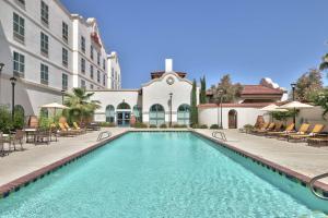 a swimming pool in front of a building at Hilton Garden Inn Las Cruces in Las Cruces