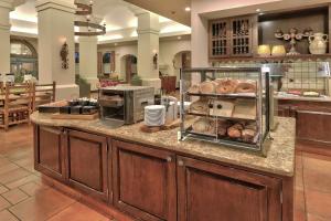 una panadería con pan y bollería en una barra en Hilton Garden Inn Las Cruces, en Las Cruces