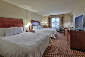 um quarto de hotel com duas camas e uma televisão de ecrã plano em Hilton Garden Inn Las Cruces em Las Cruces