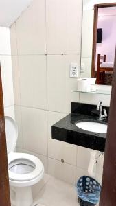 La salle de bains est pourvue de toilettes et d'un lavabo. dans l'établissement Pousada Timbalada, à Morro de São Paulo