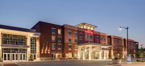 een weergave van een hotel met een gebouw bij Hilton Garden Inn Manhattan Kansas in Manhattan