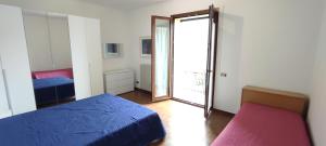 - une chambre avec un lit bleu et un miroir dans l'établissement Da Nani, à Lezzeno