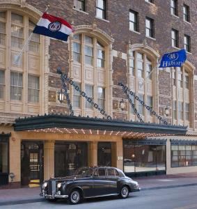 ein altes Auto, das vor einem Gebäude geparkt ist in der Unterkunft Hilton President Kansas City in Kansas City