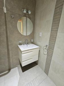 Ένα μπάνιο στο Departamento Azcuénaga Sur