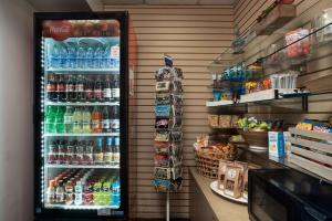 Supermarket nebo jiné obchody v  hotelu nebo okolí