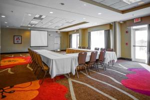 een vergaderzaal met een lange tafel en stoelen bij Hilton Garden Inn Kankakee in Kankakee