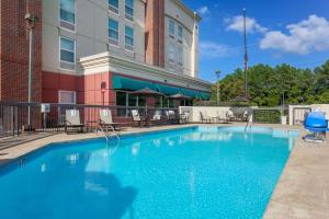 une grande piscine en face d'un hôtel dans l'établissement Hampton Inn Memphis-Southwind, à Memphis