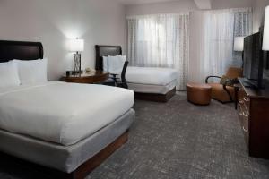 pokój hotelowy z 2 łóżkami i telewizorem w obiekcie DoubleTree by Hilton Memphis Downtown w mieście Memphis