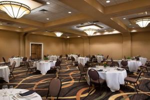 - une salle de banquet avec des tables blanches, des chaises et des lumières dans l'établissement DoubleTree by Hilton Memphis Downtown, à Memphis