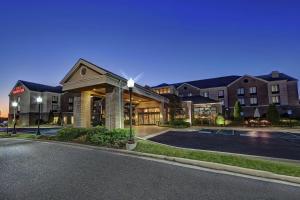 un bâtiment avec une rue en face d'un bâtiment dans l'établissement Hilton Garden Inn Memphis/Southaven, à Southhaven