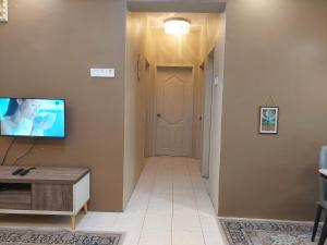 Μια τηλεόραση ή/και κέντρο ψυχαγωγίας στο Amir Homestay Bangi @ Seri Putra