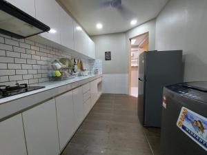 Η κουζίνα ή μικρή κουζίνα στο Amir Homestay Bangi @ Seri Putra +4 φωτογραφίες