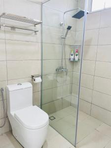 Un baño con inodoro y ducha de cristal. en Casa Forest Homestay, en Keluang 34 fotos más