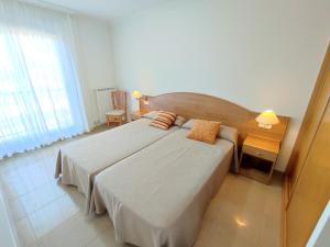 Postel nebo postele na pokoji v ubytování Apartamentos Marsil + 37 fotografií