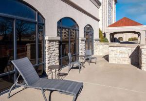 een groep stoelen op een patio bij Hampton Inn & Suites Country Club Plaza in Kansas City