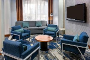 カンザスシティにあるHampton Inn & Suites Country Club Plazaのリビングルーム(ソファ、椅子、テレビ付)