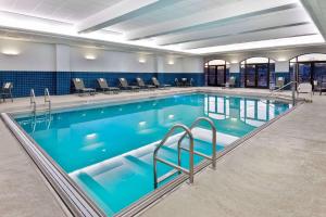 - une grande piscine d'eau bleue dans un bâtiment dans l'établissement Hampton Inn & Suites Country Club Plaza, à Kansas City