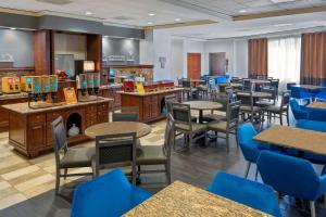 uma sala de jantar com mesas e cadeiras azuis em Hampton Inn & Suites Country Club Plaza em Kansas City