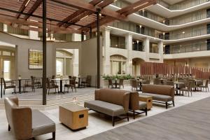 Embassy Suites by Hilton Milpitas Silicon Valley的休息区