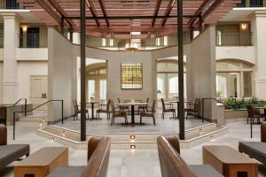 Embassy Suites by Hilton Milpitas Silicon Valley的休息区