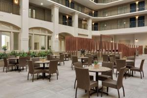 Embassy Suites by Hilton Milpitas Silicon Valley餐厅或其他用餐的地方