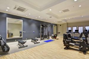 Embassy Suites by Hilton Milpitas Silicon Valley的健身中心和/或健身设施