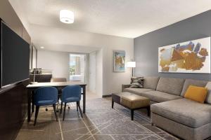 Embassy Suites by Hilton Milpitas Silicon Valley的休息区