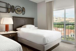 Embassy Suites by Hilton Milpitas Silicon Valley客房内的一张或多张床位