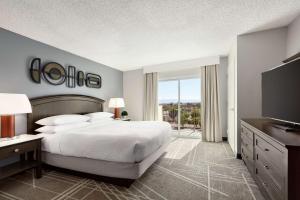 Embassy Suites by Hilton Milpitas Silicon Valley客房内的一张或多张床位