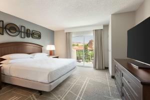 Embassy Suites by Hilton Milpitas Silicon Valley客房内的一张或多张床位