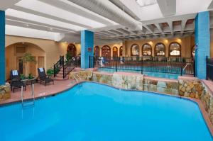 a large swimming pool in a hotel lobby at Embassy Suites by Hilton Kansas City Plaza in Kansas City