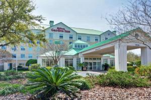 un hotel con un cartel que lee la posada del jardín titán en Hilton Garden Inn Mobile East Bay / Daphne, en Daphne