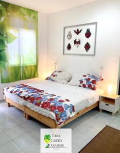 - une chambre avec un grand lit fleuri dans l'établissement GREEN PARADISE LEONA VICARIO, à Leona Vicario